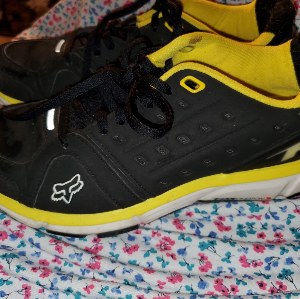 Women's size 7.5 FOX Sneakers